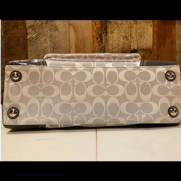 Coach purse light grey/silver like new condition - Picture 2 of 8